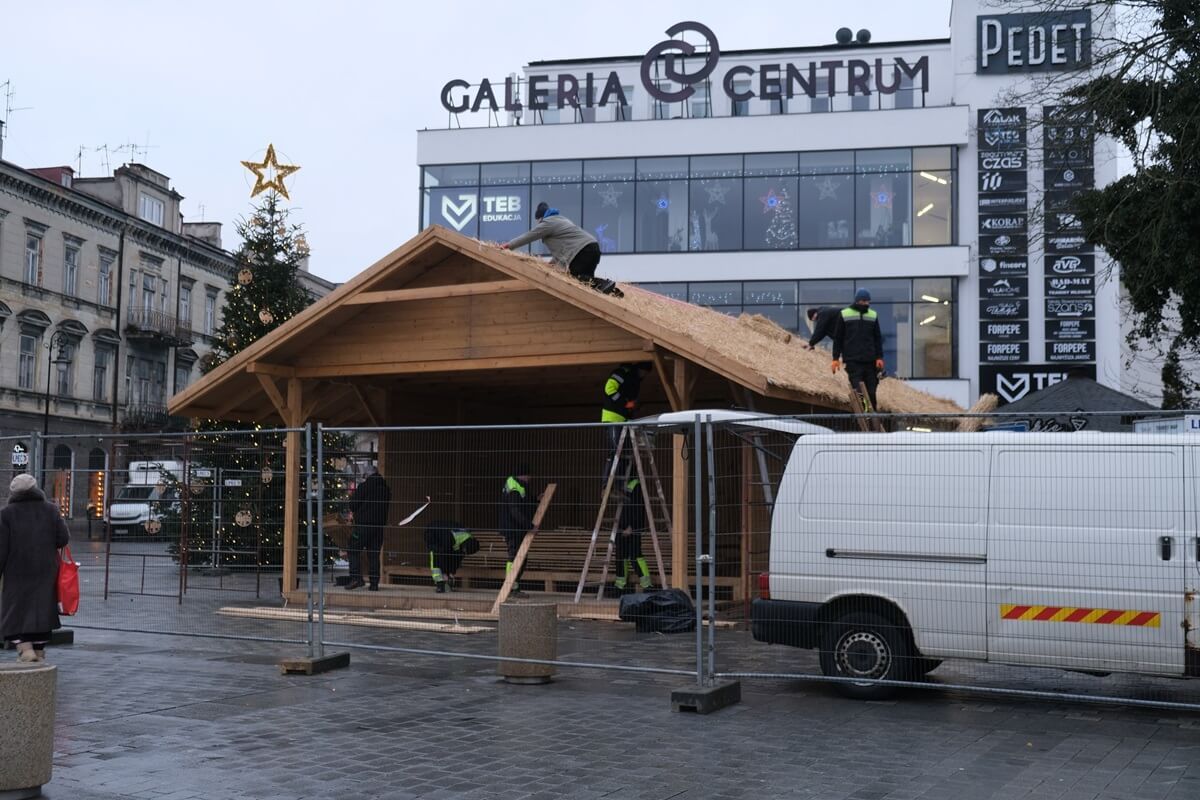 Montaż szopki bożonarodzeniowej w Lublinie