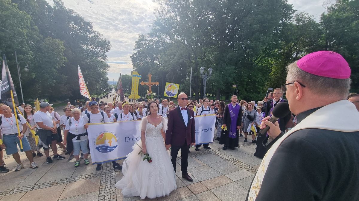 Pielgrzymka dla niektórych jest formą podróży poślubnej.