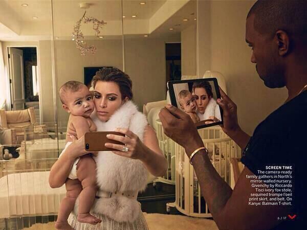 Oto Kim robiąca selfie z dzieckiem. Scenę uwiecznia jej mąż. Szczęśliwa rodzinka rodem z Instagrama. Ciekawi mnie tylko, co Annie Leibovitz, autorka sesji dla "Vogue'a", zrobiła z odbiciem lustrzanym Kanye.