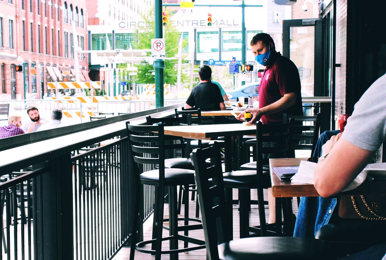 Obostrzenia. Jesienią do restauracji wejdą tylko zaszczepieni, ozdrowieńcy lub przetestowani