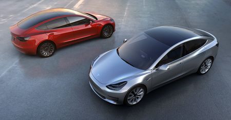 Tesla sprzedaje więcej aut, niż jest w stanie serwisować