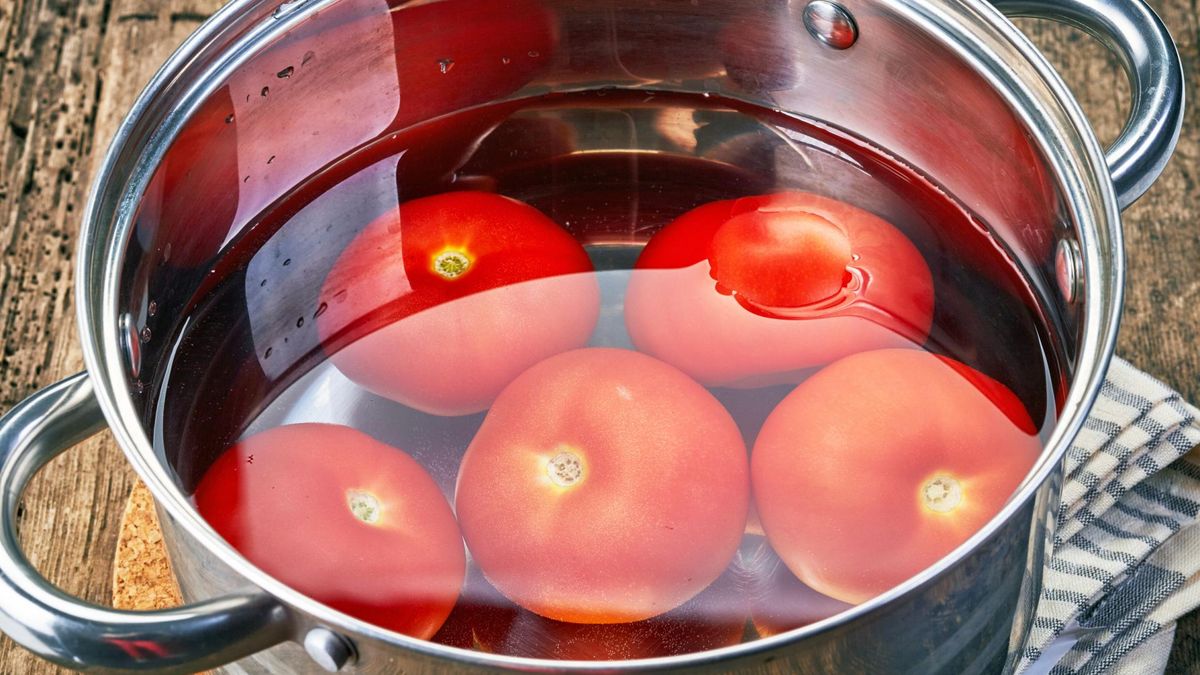 Likopen, zawarty w pomidorach, jest lepiej przyswajalny przez nasz organizm, gdy spożywamy go w formie ugotowanej i skoncentrowanej.