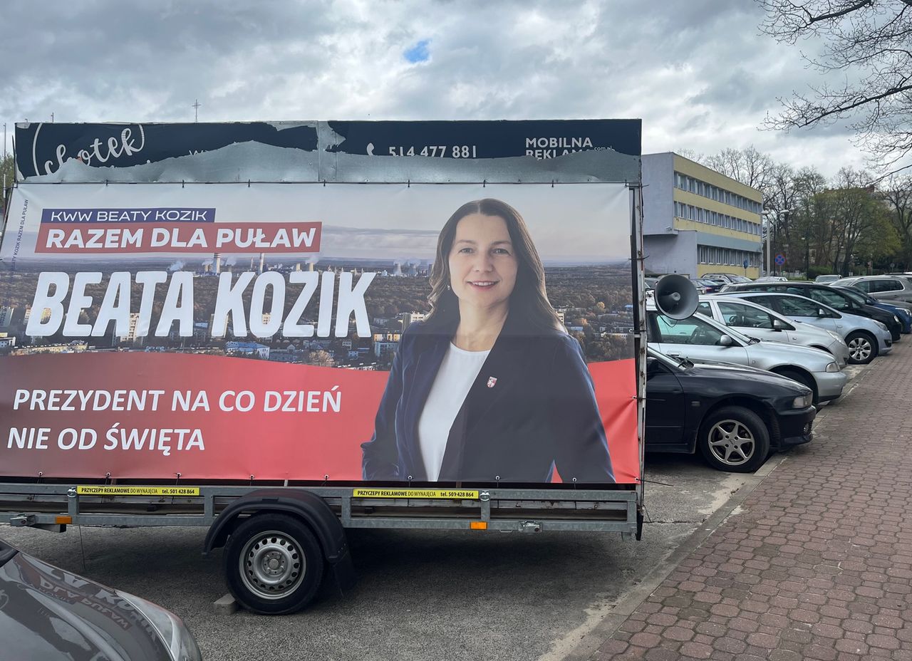 Wybory samorządowe 2024. Plakat wyborczy Beaty Kozik w centrum Puław. Kandydatka aspiruje do stanowiska prezydenta miasta