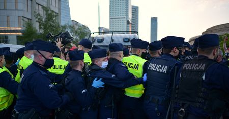 Burza wokół zachowania policji. "Mamy do czynienia z nadgorliwością i brakiem logiki"