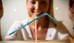 IKEA wystawą w Muzeum Designu w Londynie żegna się z plastikowymi słomkami