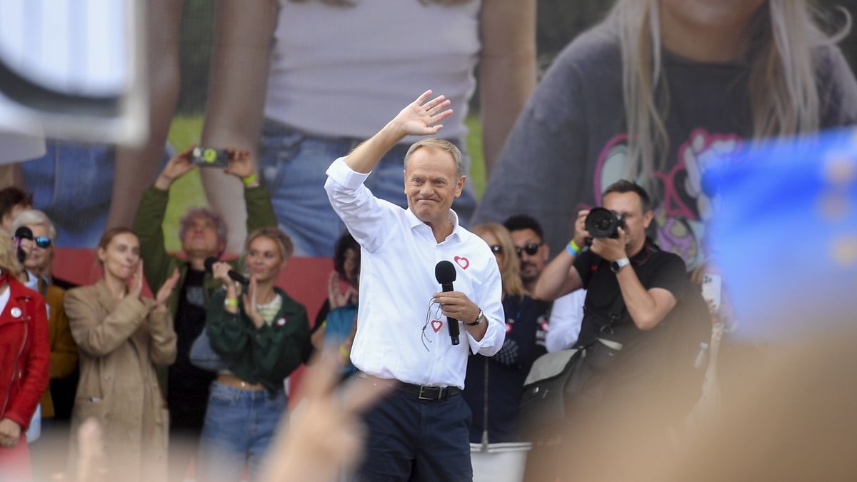 Donald Tusk potraktowany w TVP gorzej niż komuniści? Tak uważa Krzysztof Brejza