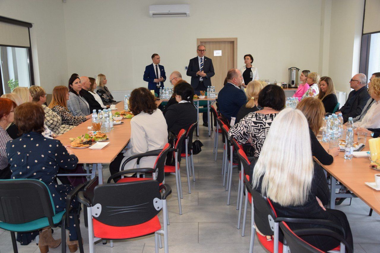 Nagrody i życzenia dla nauczycieli miejskich przedszkoli szkół i w Zduńskiej Woli z okazji Dnia Edukacji Narodowej