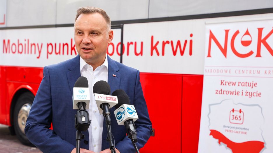 ?wiatowy Dzie? Krwiodawcy z udzia?em prezydenta Dudy
Fot. Piotr Molecki/East News, Warszawa, 14.06.2022.  Prezydent RP Andrzej Duda (n/z) wzial udzial w akcji oddawania krwi z okazji Swiatowego Dnia Krwiodawcy, w mobilnym punkcie poboru krwi przed kosciolem pw. Wniebowziecia NMP na Krakowskim Przedmiesciu
Piotr Molecki