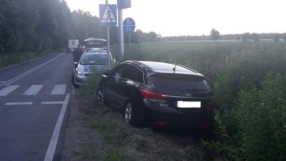 Mazowieckie. Policja znalazła prowadzony przez 14-latka samochód w rowie