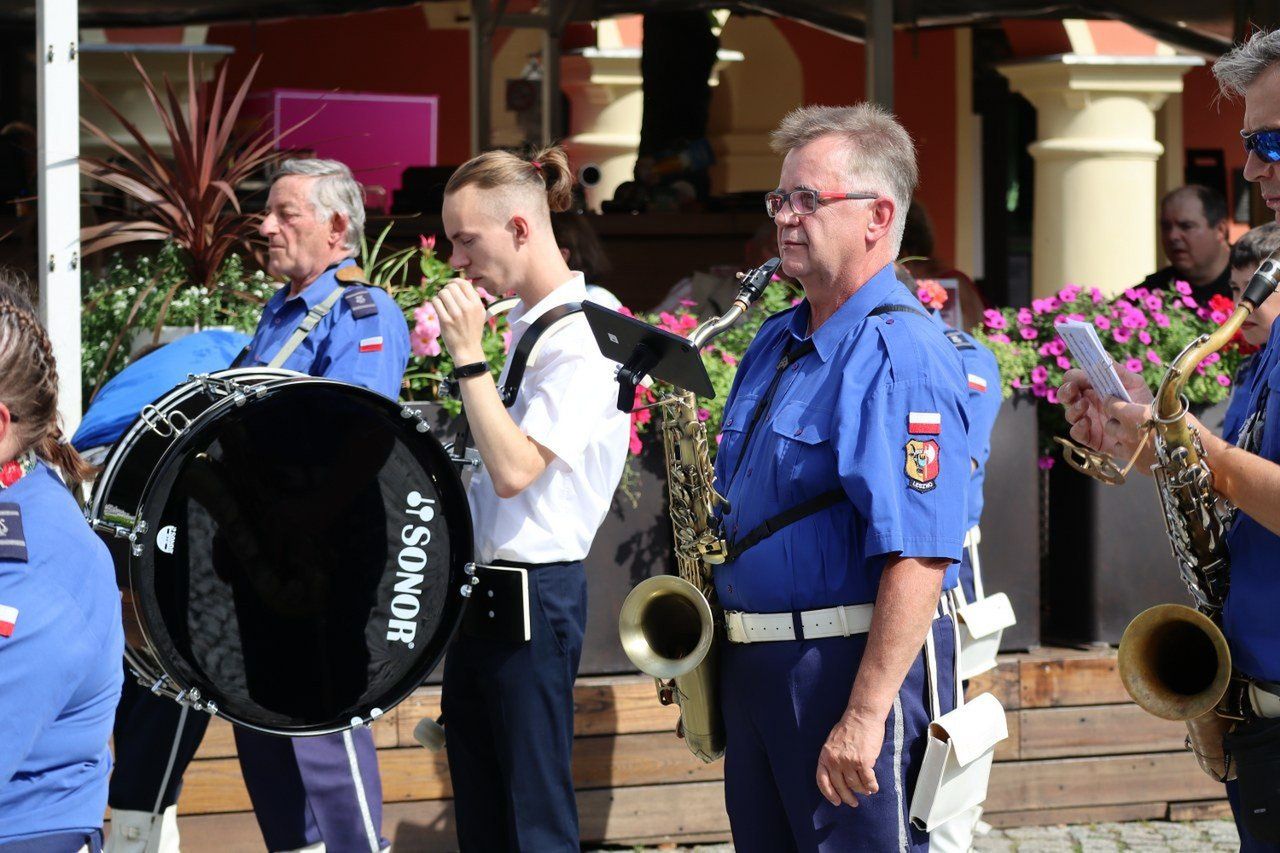 Awanse, wyróżnienia i trzy ważne rocznice - obchody Święta Policji na rynku w Lesznie