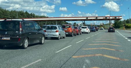 Kierowcy stoją, a bramki wolne. Jak ominąć wakacyjne zatory na autostradzie?