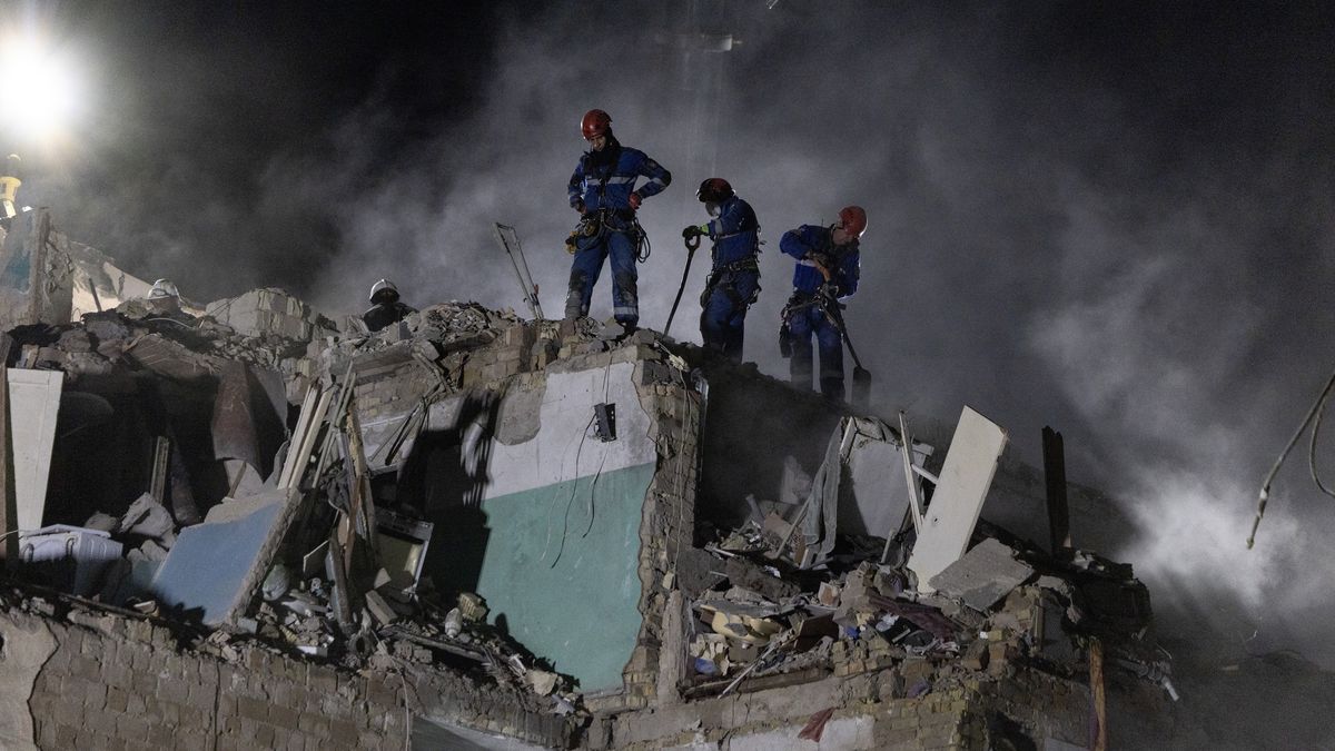 KYIV, UKRAINE - AUGUST 28: Emergency rescue workers search for survivors after an overnight bombardment by Russian forces on August 28, 2025 in Kyiv, Ukraine. At least 21 people were killed and dozens were wounded in the wave of aerial attacks, according to statements by the Ukrainian president and Kyiv mayor. (Photo by Paula Bronstein/Getty Images)
