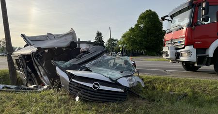 Zderzenie busa z ciężarówką. Zginęły dwie osoby