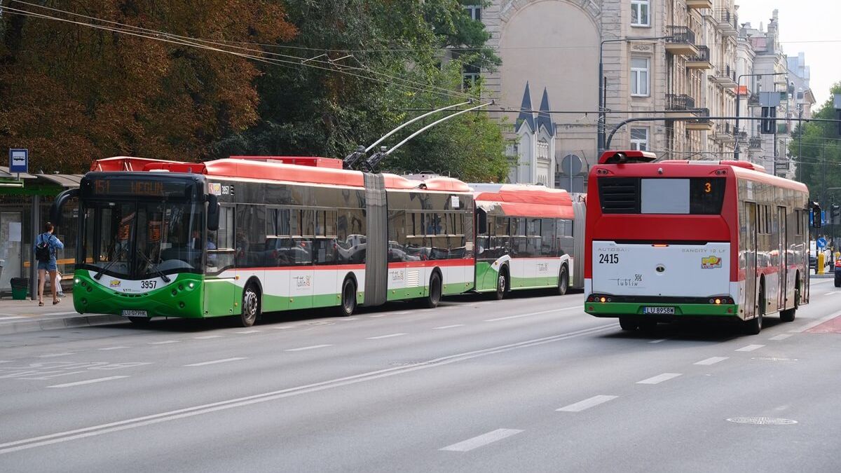 Trolejbusy oczekujące na przystanku przy Ogrodzie Saskim i jadący autobus