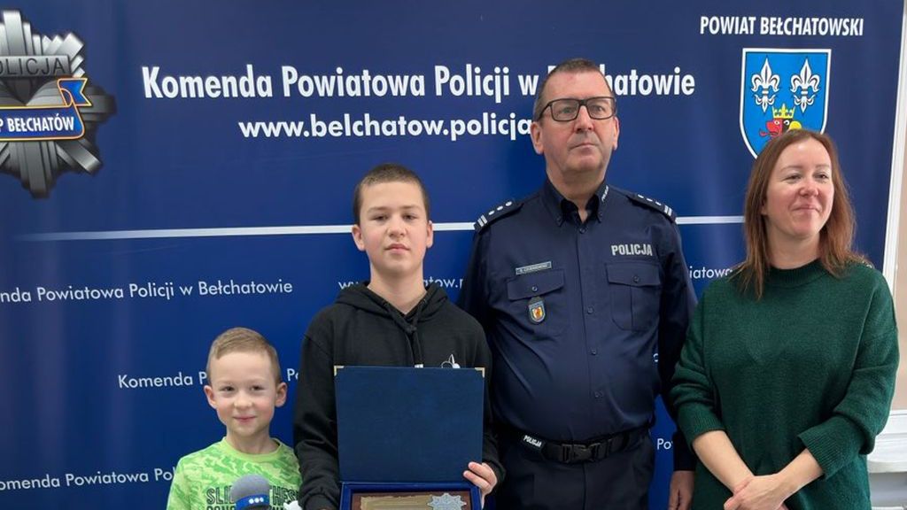 13-letni Kuba odbierający podziękowania