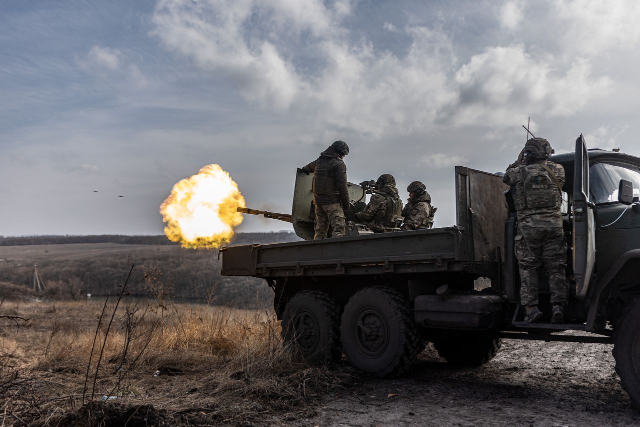 Ukrainian soldiers around Bakhmut