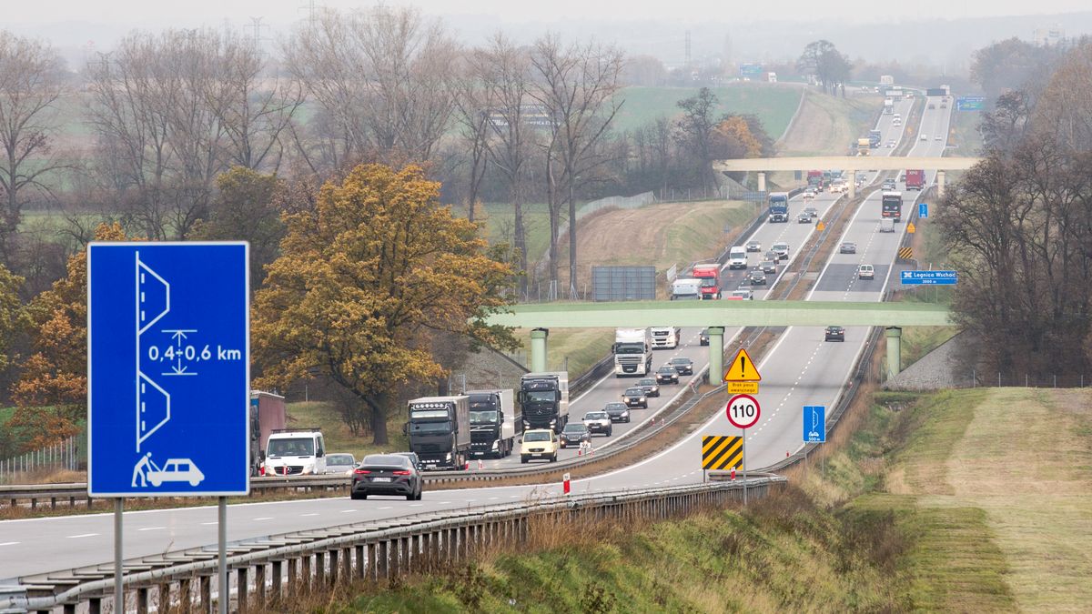 W ciągu 10 lat stan dróg w Polsce znacznie się poprawił. Wzrosła przede wszystkich liczba kilometrów autostrad i dróg ekspresowych.