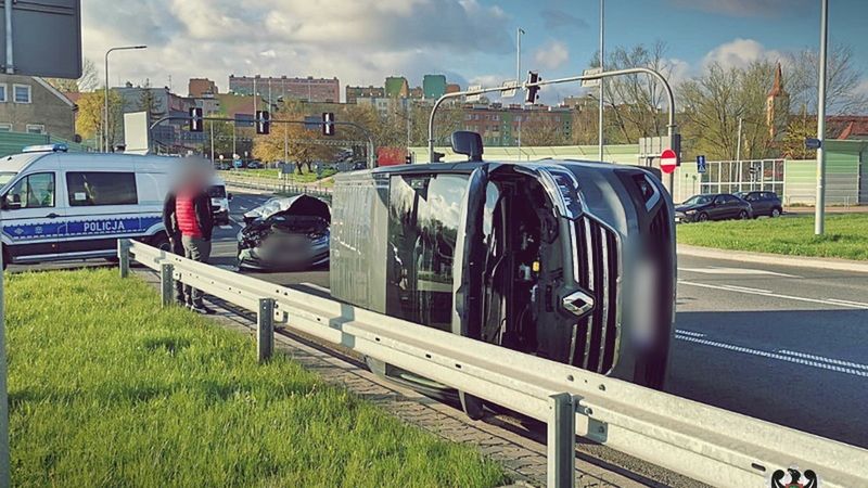 W wyniku zderzenia z osobówką bus przewrócił się na bok