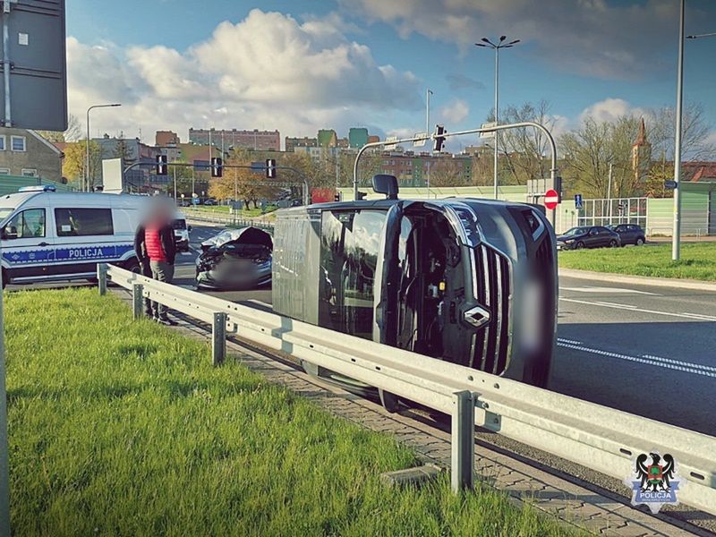 W wyniku zderzenia z osobówką bus przewrócił się na bok