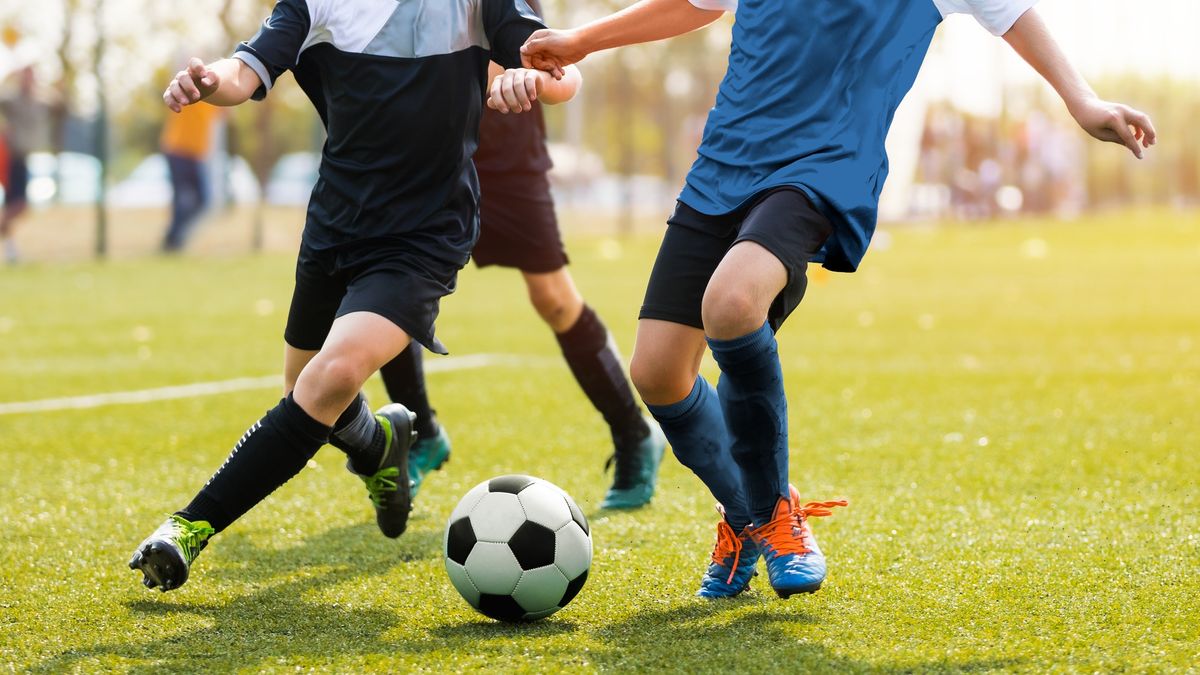 Mieszkańcom przeszkadzały dzieci grające na boisku w piłkę