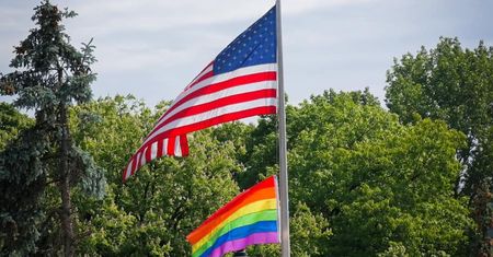 Warszawa. Miesiąc Dumy LGBTQ obchodzi ambasada USA w Polsce. "Koniec przemocy, dyskryminacji i stygmatyzacji"