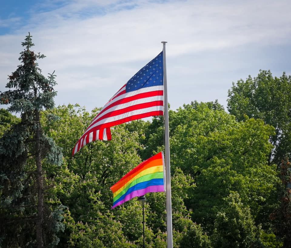 Warszawa. Miesiąc Dumy LGBTQ obchodzi ambasada USA w Polsce. "Koniec przemocy, dyskryminacji i stygmatyzacji"