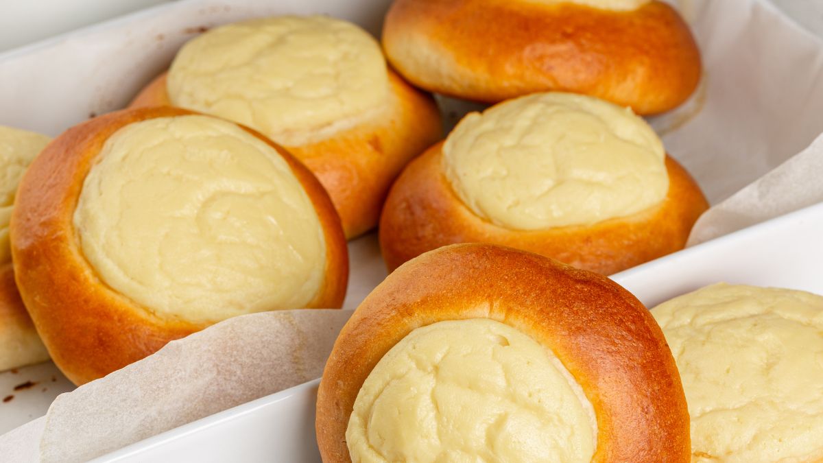 Drożdżówki z serem to klasyczny przysmak dzieciństwa