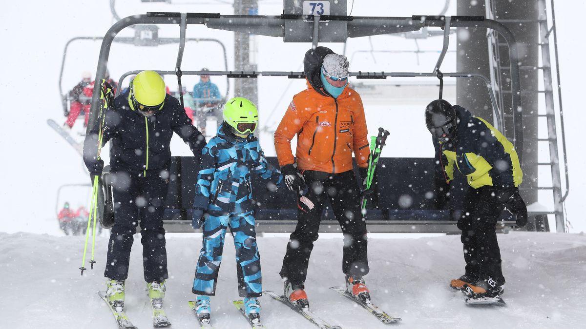 narciarze na stoku Kotelnicy Bia�cza�skiej
Bia�ka Tatrza�ska, 22.01.2022. Narciarze na stoku Kotelnicy Bia�cza�skiej, 22 bm. w Bia�ce Tatrza�skiej. W wojew�dztwie ma�opolskim zimowa przerwa w nauce rozpocz�a si� tydzie� temu. Terminy ferii zimowych w szko�ach w poszczeg�lnych wojew�dztwach og�asza minister edukacji na podstawie rozporz�dzenia w sprawie organizacji roku szkolnego. (aldg) PAP/Grzegorz Momot
Grzegorz Momot
ferie, ferii, g�ry, jazda na nartach, ma�opolskie, narciarze, narty, odpoczynek, przerwa w nauce, stok, stoku, w g�rach, wyci�g, wyci�giem, zima, zimowe, czas wolny, hobby, narciarstwo, turystyka, kijki, sport zimowy, sp�dzanie czasu, sprz�t, zainteresowania, zimowa aura, wyci�g krzese�kowy, kask, kaski, odzie� narciarska, odzie� zimowa, zimowe ubrania