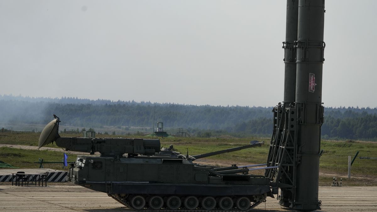 Na zdjęciu system obrony przeciwlotniczej S-300V