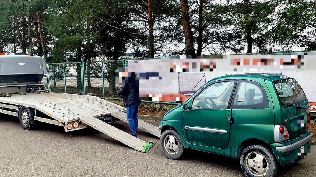 Policjanci z Parczewa odholowują auto