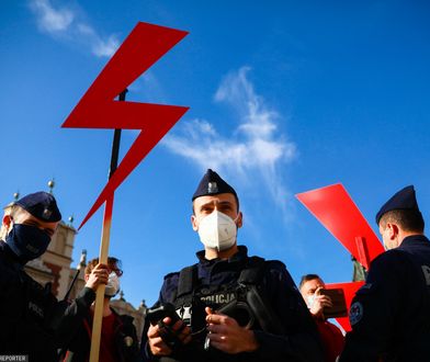 Łódź. Zakazał uczniom używania symbolu Strajku Kobiet. Jest decyzja ws. dyrektora liceum