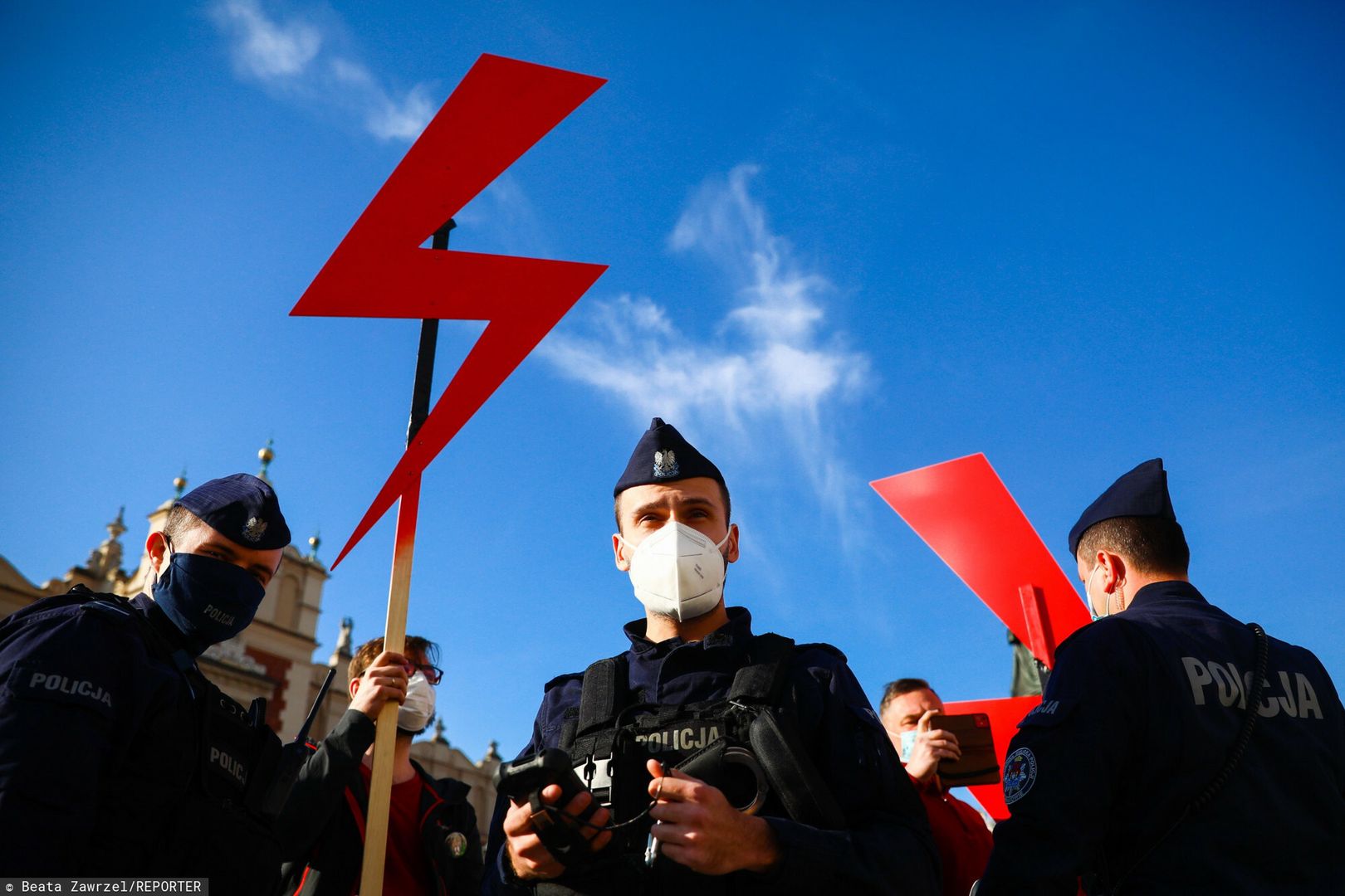 Łódź. Zakazał uczniom używania symbolu Strajku Kobiet. Jest decyzja ws. dyrektora liceum