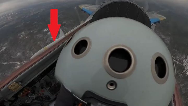 Ukraiński MiG-29 odpalający pocisk AGM‑88 HARM w stronę przewidywanej pozycji rosyjskiego systemu przeciwlotniczego. 
