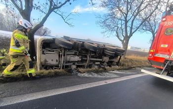 DK8: Uwaga kierowcy. Wypadek pod Wrocławiem. Ciężarówka wjechała do rowu. Kierowca zakleszczony w kabinie