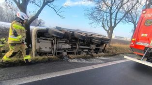 DK8: Uwaga kierowcy. Wypadek pod Wrocławiem. Ciężarówka wjechała do rowu. Kierowca zakleszczony w kabinie