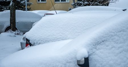 Odśnieżasz auto na włączonym silniku? Możesz słono zapłacić!