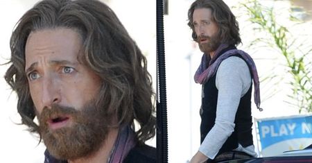 Ledwo żywy Adrien Brody tankuje Mustanga (ZDJĘCIA)