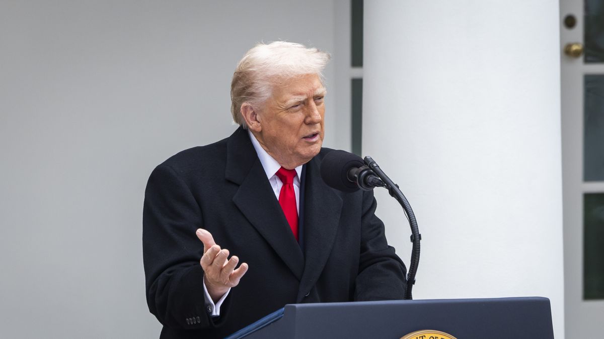 US President Donald Trump speaks before pardoning a turkey named Gobble in the Rose Garden of the White House in Washington, DC, USA, 25 November 2025. The annual White House tradition of pardoning a Thanksgiving turkey dates back to 1989, when President George H.W. Bush pardoned a turkey in the Rose Garden. EPA/JIM LO SCALZO / POOL Dostawca: PAP/EPA.