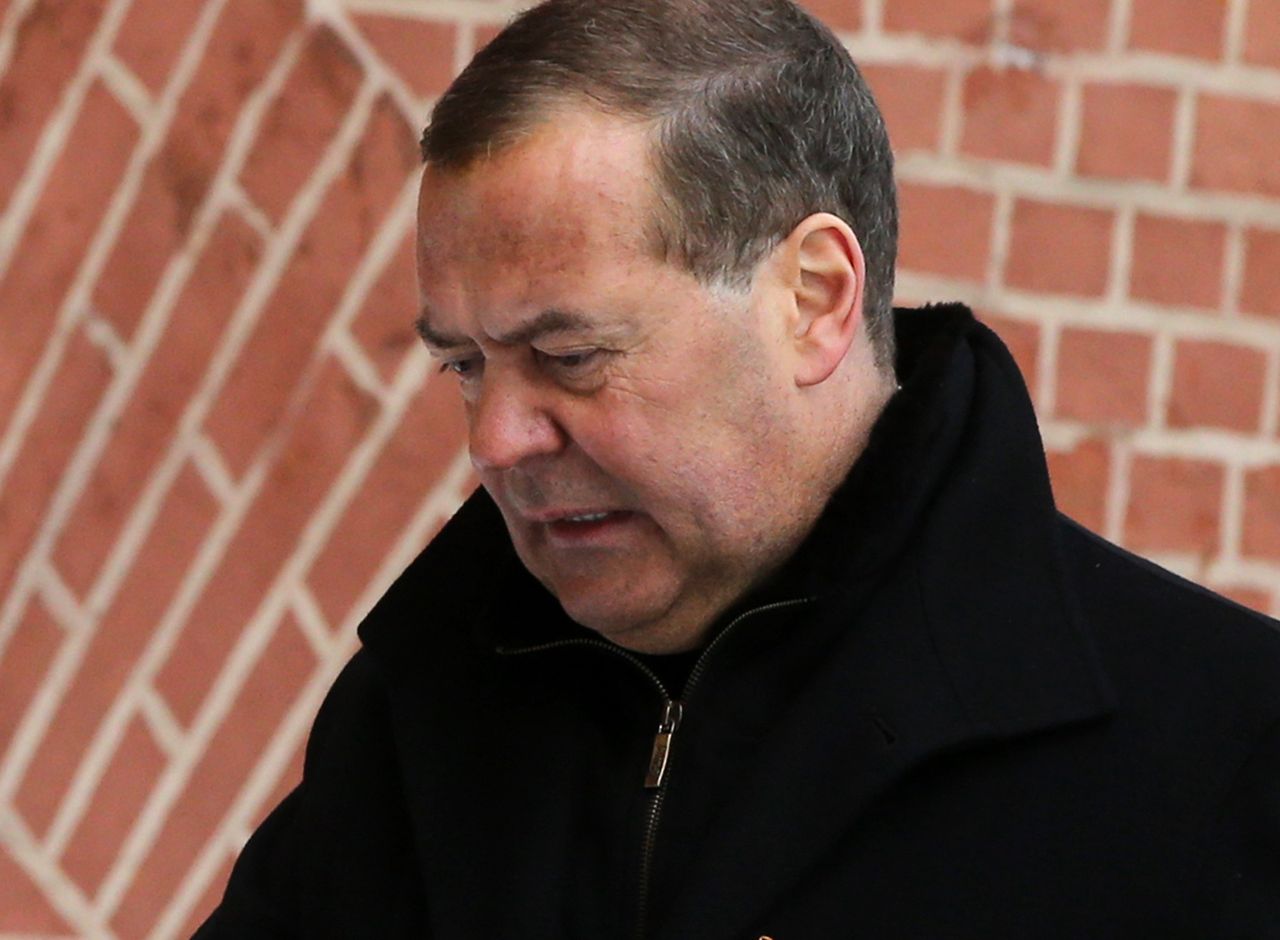 Miedwiediew przewiduje upadek USA. Ostro skomentował Harris i Trumpa