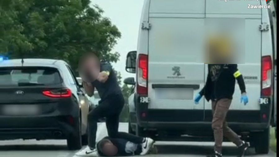 Policjanci ruszyli w pościg za dostawczakiem z przesyłkami