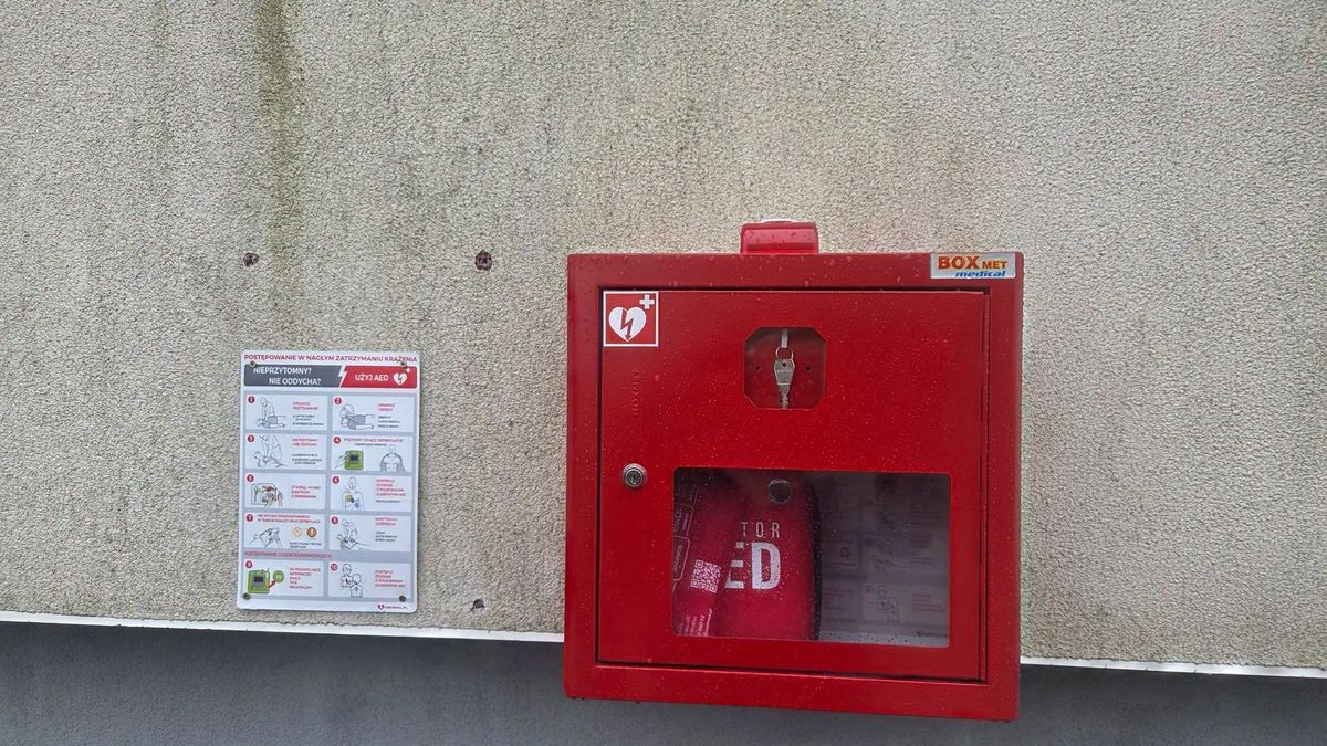 Defibrylator znajduje się przy Szkole Podstawowej w Ciechocinie