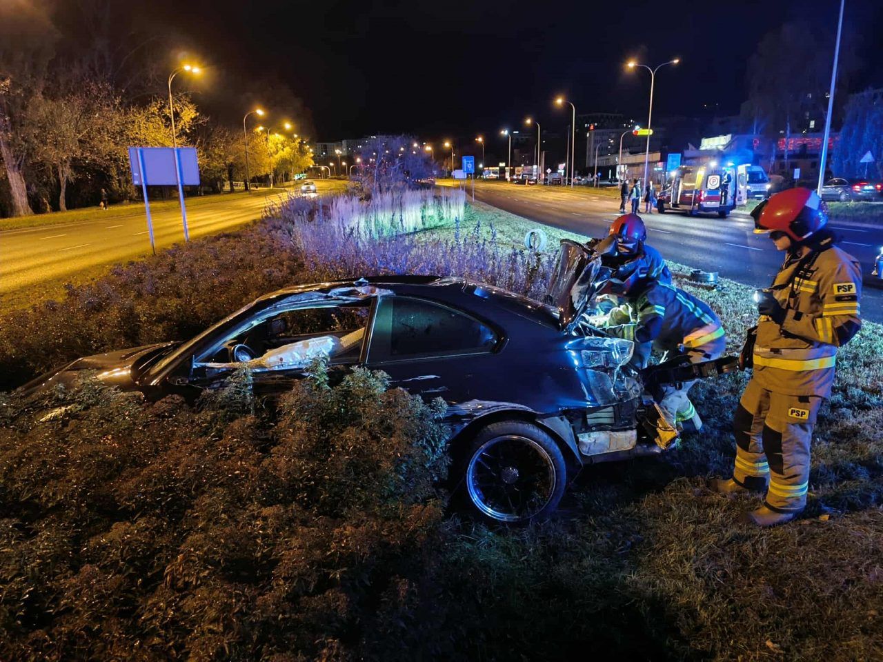 Lublin: Rozpędzone BMW taranowało latarnie, sygnalizatory i znaki. Kierowca zobaczył lisa?
