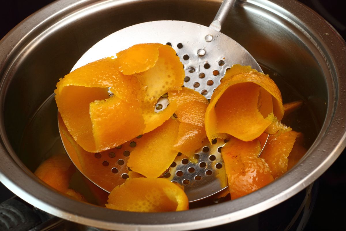 Skórki z pomarańczy odkładam na zapas. Robię z nich pyszny dodatek w lekkim syropie