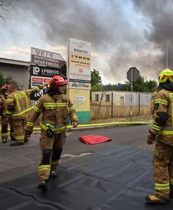Potężny pożar hali magazynowej. Strażacy zasłabli