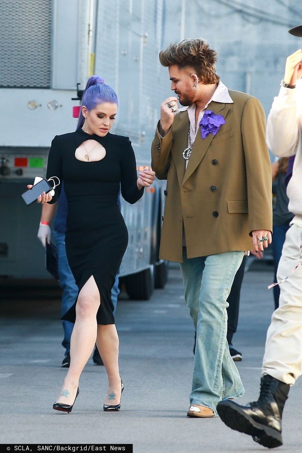 Odchudzona Kelly Osbourne przechadza się po planie filmowym w Hollywood razem z Adamem Lambertem