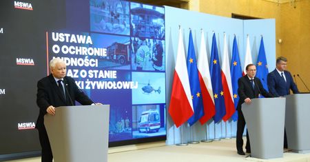 Kaczyński przedstawił ustawę. "Niedługo pojawi się jeszcze jedna, trudniejsza logistycznie"