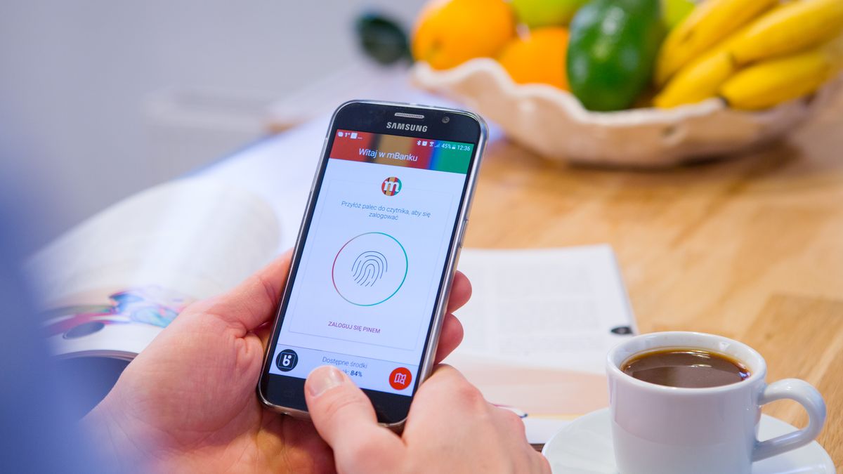 Telefon z aplikacją mBanku