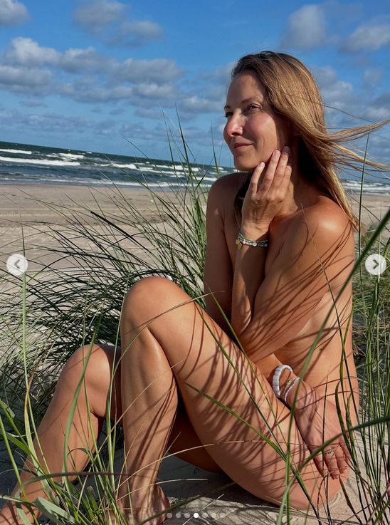 Joanna Moro nago na plaży