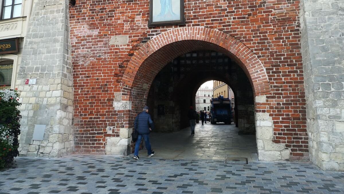 W związku z zaplanowanymi pracami zamkną przejście przez Bramę Krakowską