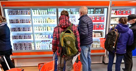 Polacy zaciskają pasa, ale nie wszyscy. Inflacja jest niestraszna wyborcom PiS